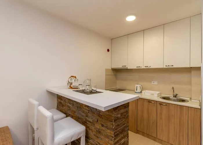 Andrija Lux 11 즐라티보