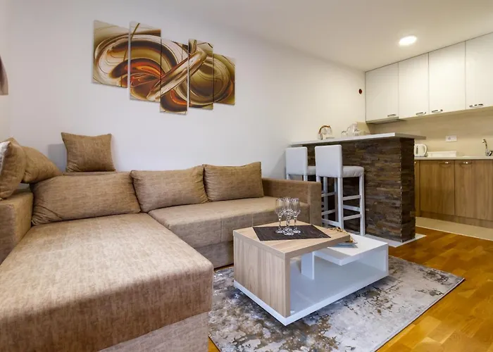 Andrija Lux 11 즐라티보