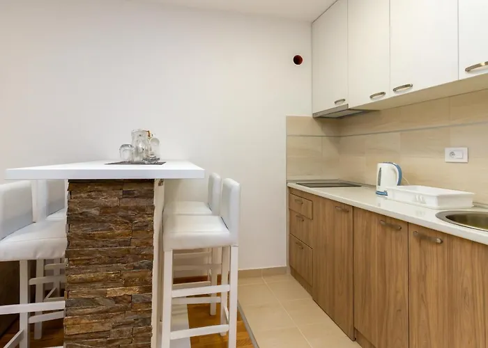 Andrija Lux 11 즐라티보