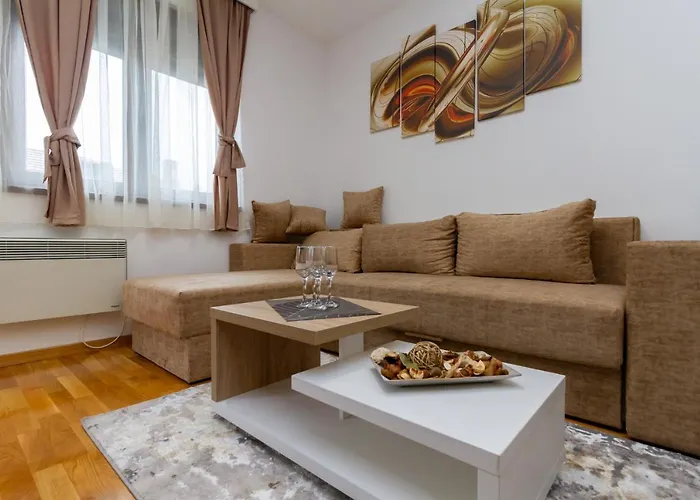 Andrija Lux 11 즐라티보